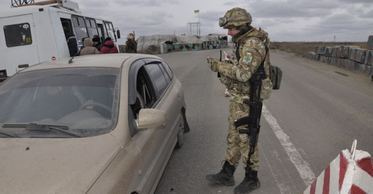 Через два донбасских КПВВ не смогли провезти товар