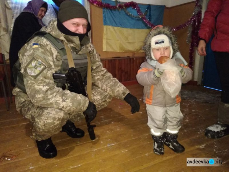 Авдеевские «симики» вырвались из снежного плена и доставили подарки (ФОТО)