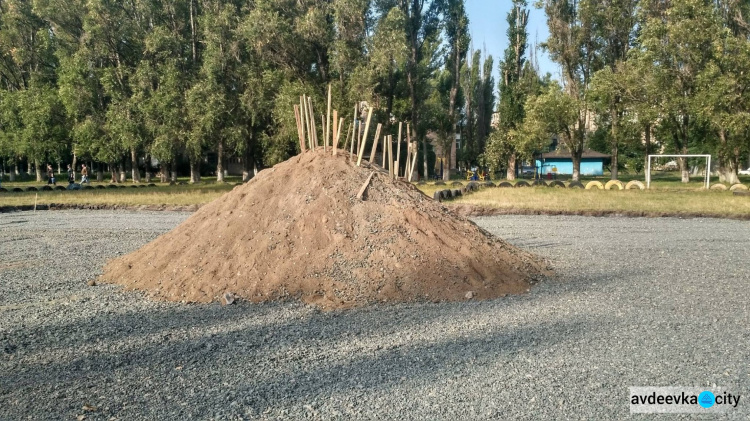 В Авдеевке приостановлено строительство нового футбольного поля из-за хулиганства местных подростков (ФОТО)