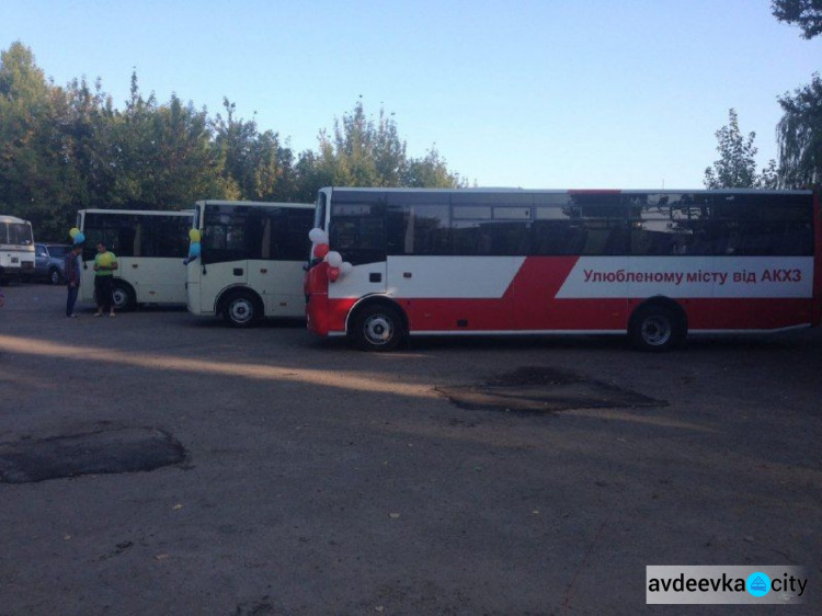 На день города Авдеевке подарили 3 автобуса (ФОТО)