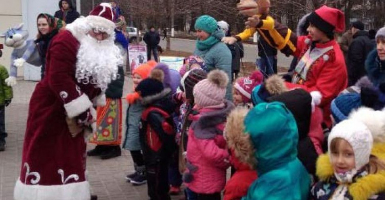 “Ёлочка, гори!”: в Авдеевке торжественно открыли главную городскую елку (ФОТО)