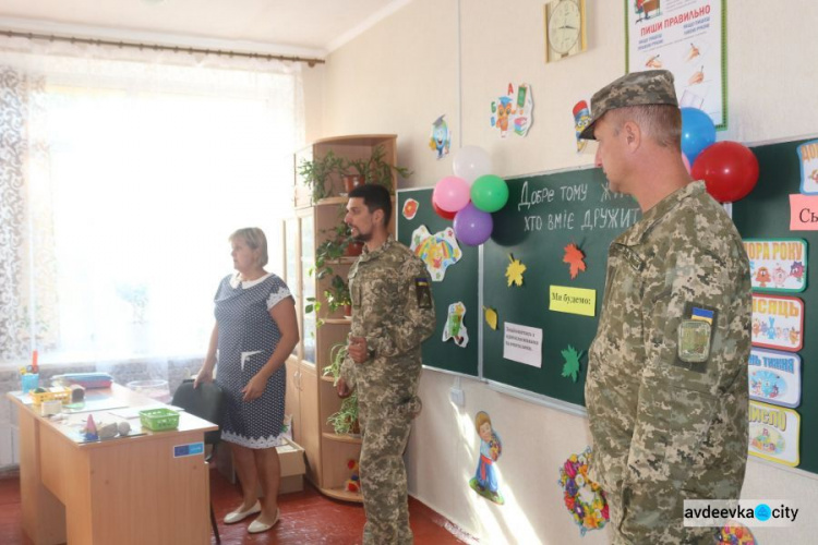 Первоклассники из Авдеевки получили дневники, наклейки, конфеты и соки