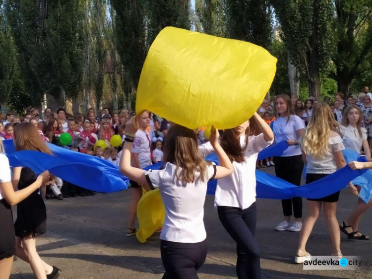 Первый звонок в авдеевских школах: торжественные линейки, шары и награждения (ФОТО)