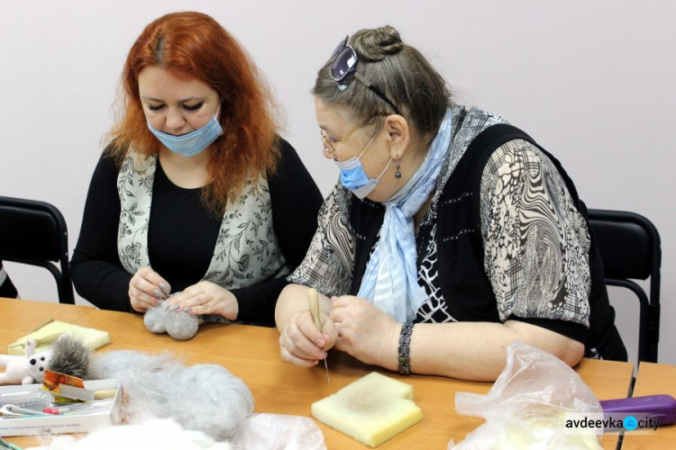 В рамках проєкту "Активне та безпечне довголіття" літні авдіївці займаються спортом та опановують нові техники рукоділля