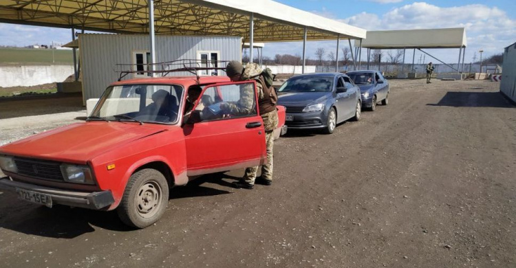 У двух донбасских КПВВ утром собралось 150 авто