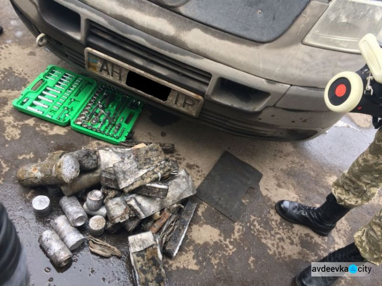 Углубленный досмотр на КПВВ у линии разграничения позволил выявить тайник (ФОТО + ВИДЕО)