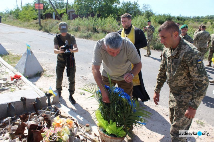 День независимости Украины отметили в Авдеевке молитвой, медалями, песнями и возложением цветов (ФОТО)