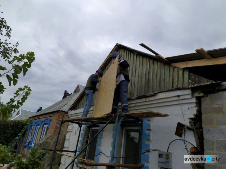 Восстановление разбитых обстрелами домов, спасение от взрывов и помощь на КПВВ: как прошла неделя спасателей Донбасса (ФОТО)