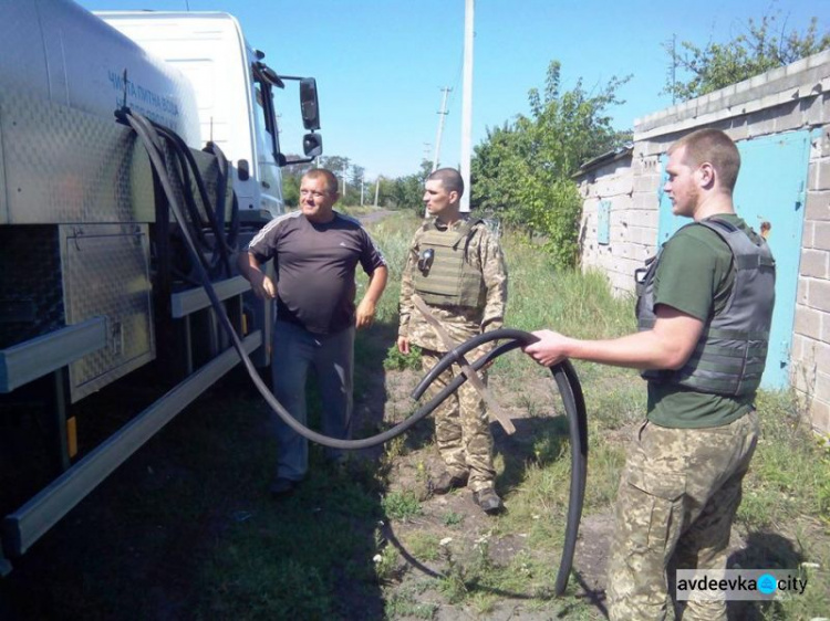 Авдеевские "Симики" доставили жителям прифронтовых сел воду, хлеб и врачей (ФОТО)