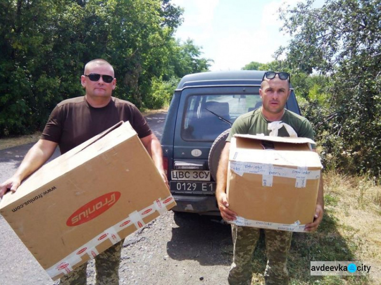 Авдеевские "симики" порадовали детвору из "Чебурашки" подарками от волонтеров (ФОТО)