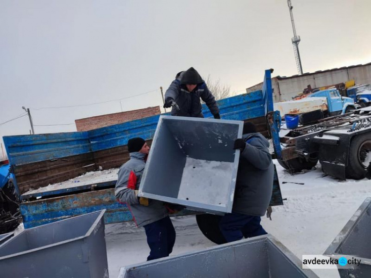 На вулицях Авдіївки комунальники встановлюють нові сміттєві баки