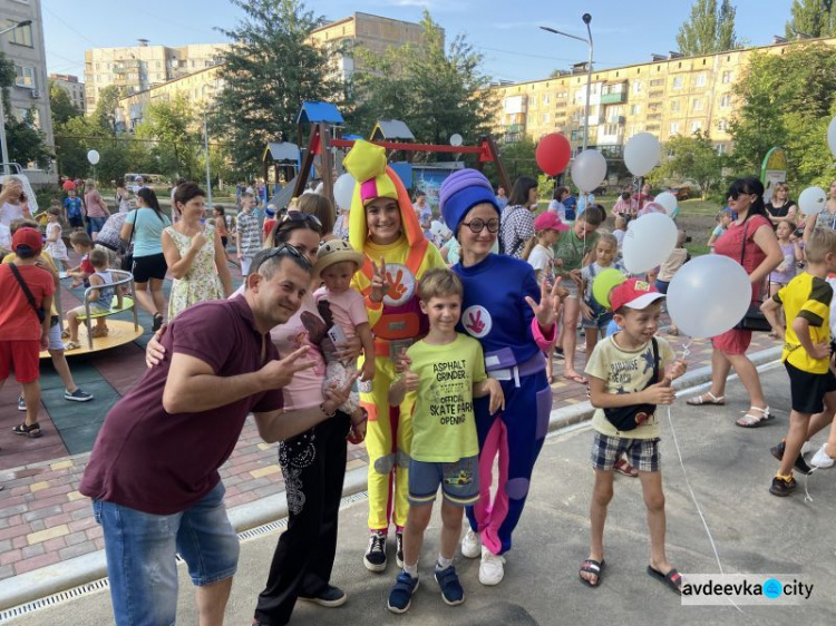 Еще одна суперпрочная площадка для детворы появилась в Авдеевке (ВИДЕО)