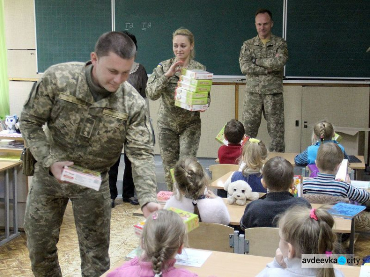 «Симики» порадовали авдеевских первоклассников (ФОТО + ВИДЕО)