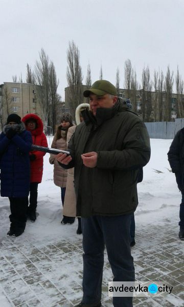 На новеньких автобусах и с Божьим благословением: В Авдеевке запустили новый маршрут (ФОТОРЕПОРТАЖ)