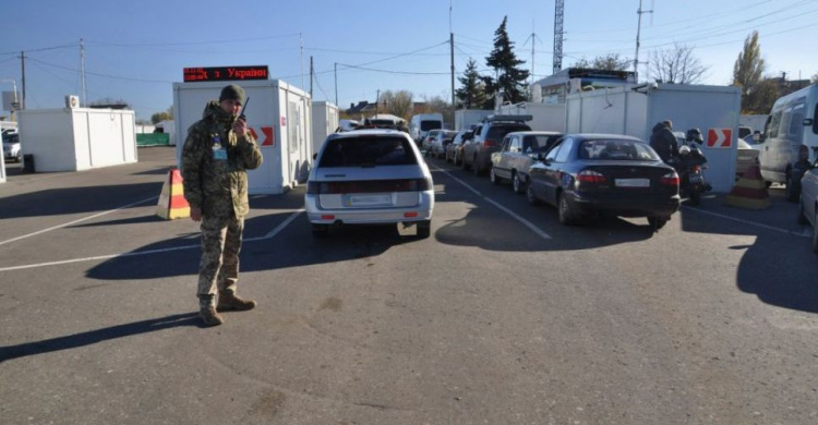 Сутки в донбасских КПВВ: снизился наплыв людей и машин, пойман взяткодатель