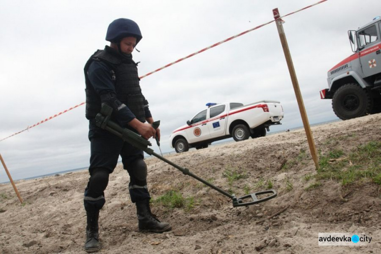 Донбасс восстанавливали и спасали от новых взрывов (ФОТО)