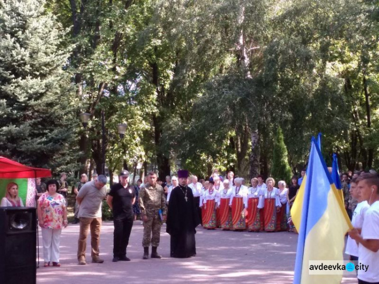 День независимости Украины отметили в Авдеевке молитвой, медалями, песнями и возложением цветов (ФОТО)