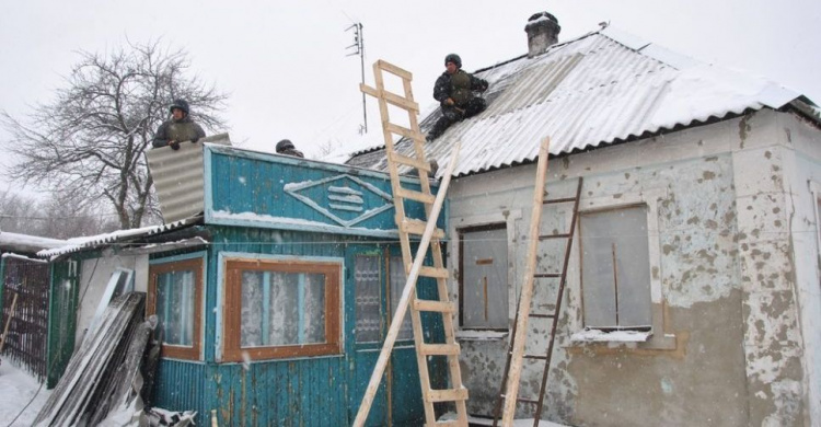 В Авдеевке спасатели восстанавливают дома при сложных погодных условиях (ФОТО)