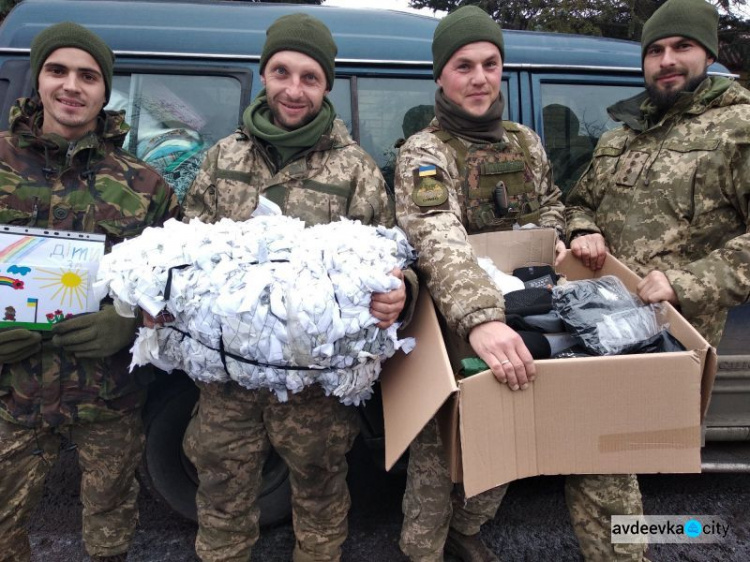 Авдеевские «симики» доставили подарки детям и военным, а также помогли вернуть свет (ФОТО)