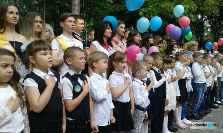 Для авдеевских школьников прозвенел последний звонок (ВИДЕО/ФОТООТЧЕТ)