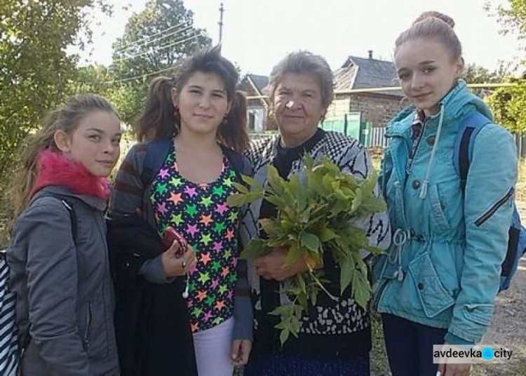 В День пожилого человека авдеевская молодежь посетила пожилых учителей(ФОТО)