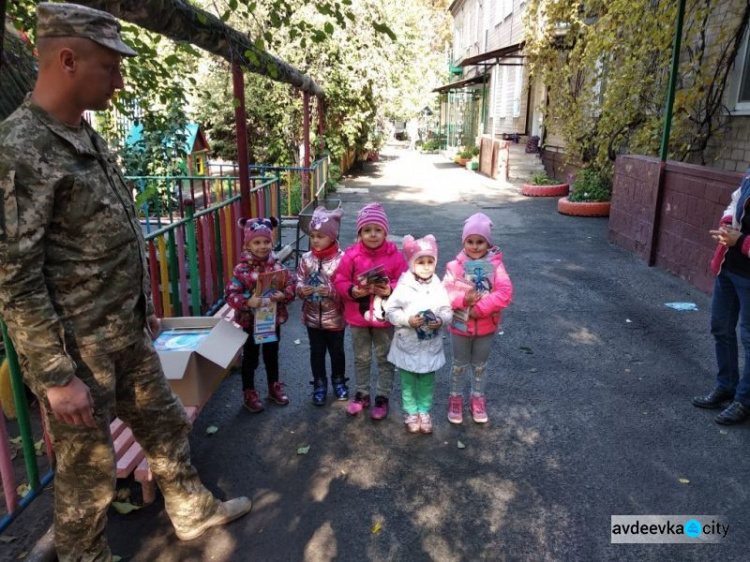 Авдеевские «симики» развезли теплые вещи и литературу