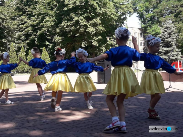 В Авдіївці співали, танцювали, нагороджували та віддавали шану захисникам: фотозвіт