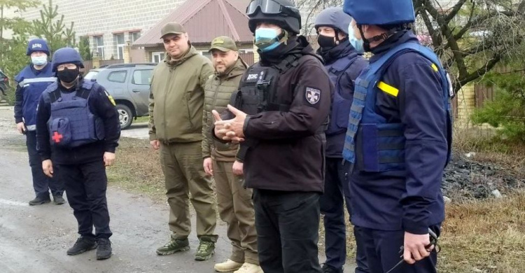 В Авдіївці провели інструктаж для рятувальників, які відновлюють дахи пошкоджених будинків