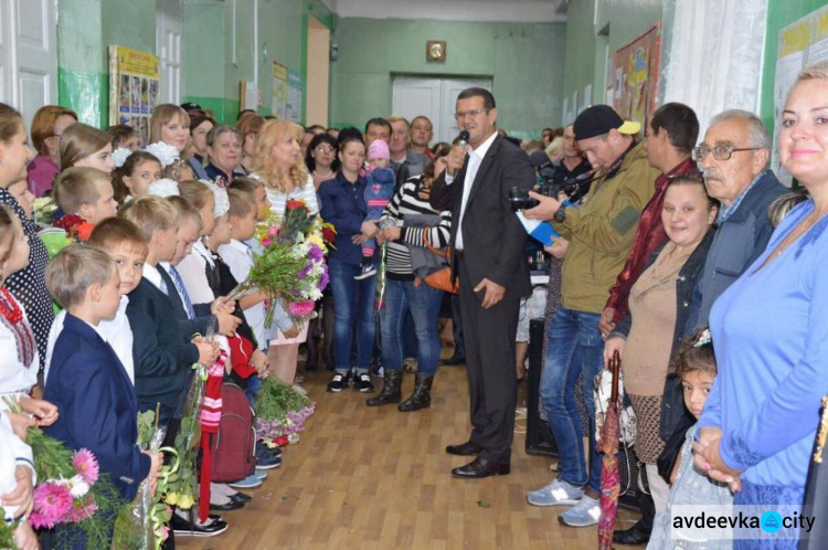 Первый звонок в Авдеевке: новые наборы, вестибюли и гардеробные (ФОТО)