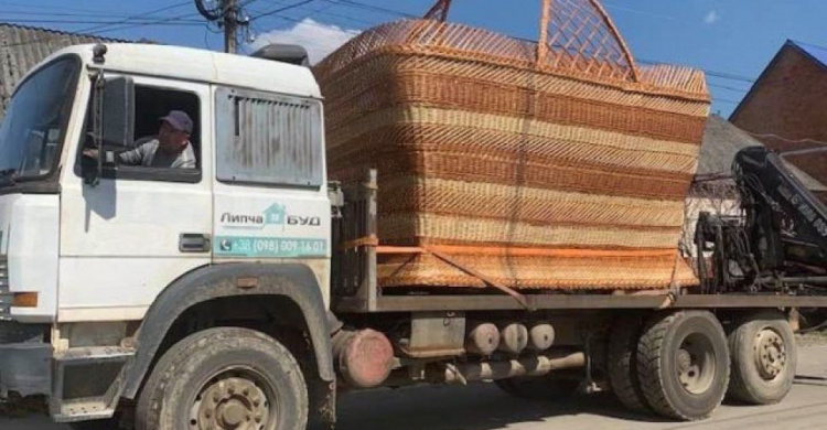 Гігантський Великодній кошик, який сплели на Закарпатті, претендує на рекорд