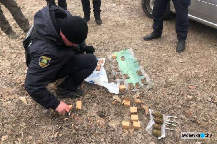 В Авдіївці службовий пес гвардійців виявив схованку з боєприпасами