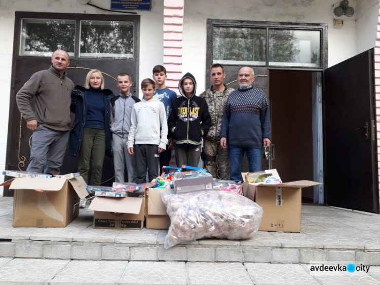 Авдеевские «симики» помогали доставлять воду, игрушки, лекарства и продукты (ФОТО)