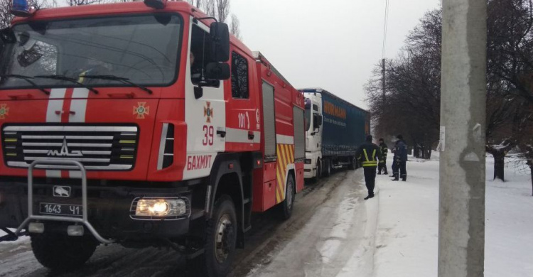 На дорогах Донецкой области девять машин и автобус попали в снежные ловушки (ФОТО)