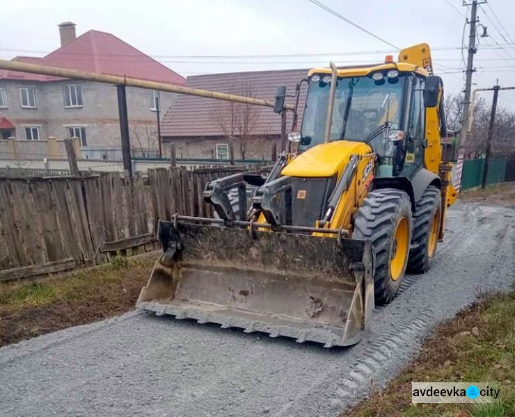 В Авдіївці продовжують відсипання грунтових доріг у приватному секторі міста