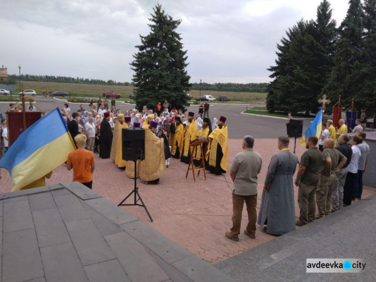 Авдеевка массово помолилась за мир: фоторепортаж