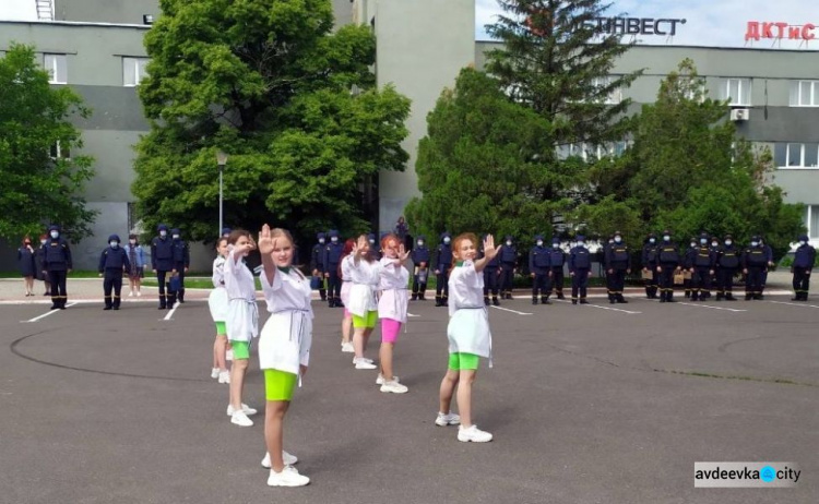 В Авдіївці рятувальникам ДСНС за допомогу у відновлюванні пошкоджених обстрілами будинків вручили грамоти і нагороди