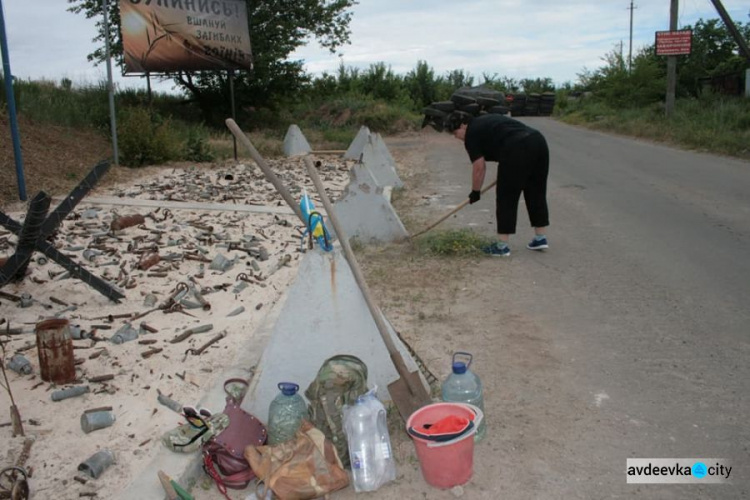 В районе Авдеевской промзоны наводят порядок на мемориале (ФОТО)