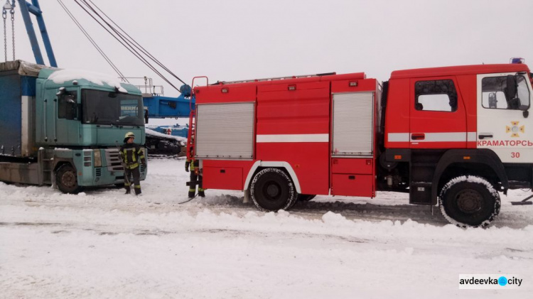 На дорогах Донецкой области спасатели  вызволили из созданных непогодой "ловушек" 10  машин