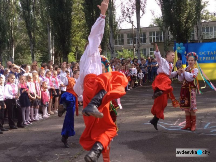 Для авдеевских школьников прозвенел последний звонок (ВИДЕО/ФОТООТЧЕТ)