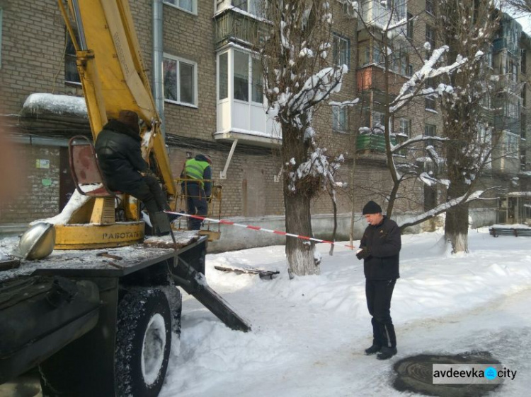 Авдеевские коммунальщики объявили войну ледяным сталактитам (ФОТО)