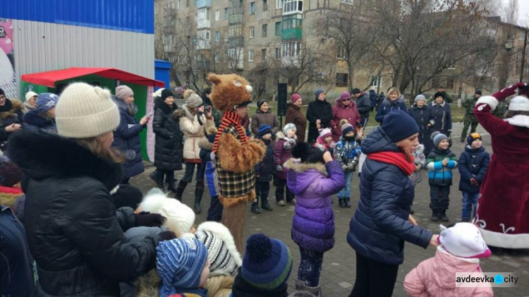 В прифронтовой Авдеевке рождественская елка зажгла огни (ФОТО)