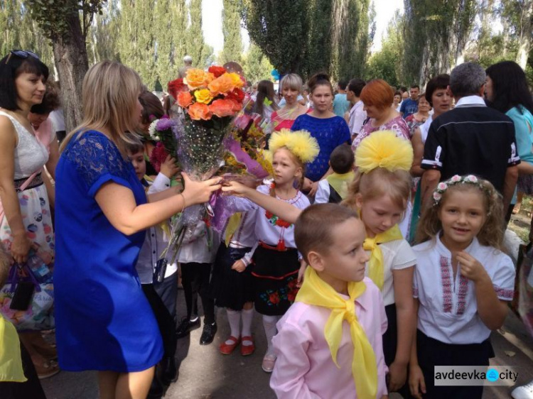 Фоторепортаж: День знаний в Авдеевке - вышиванки, юбилей, улыбки и слёзы