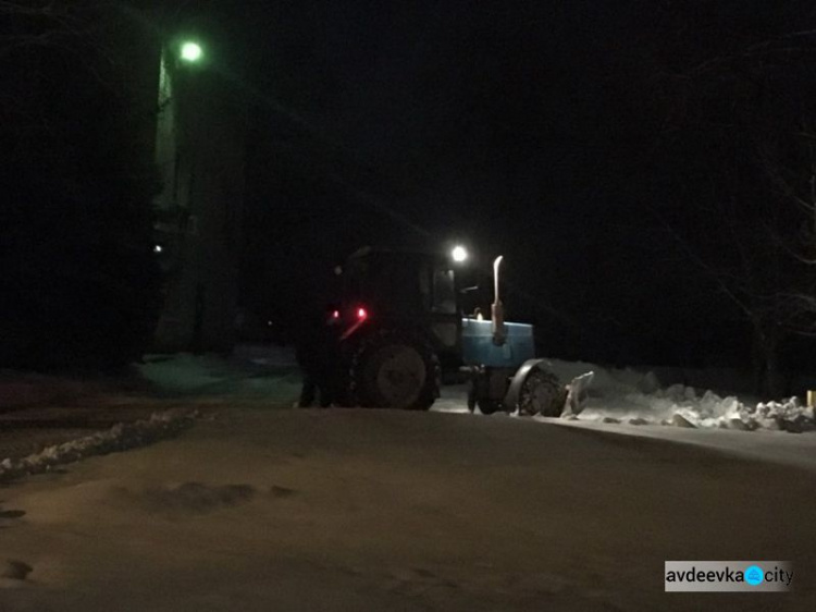 Авдеевские коммунальщики продолжают борьбу с огромными сосульками (ФОТОФАКТ)