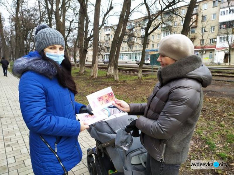 В Авдіївці у Всесвітній день боротьби зі СНІДом провели вуличну акцію