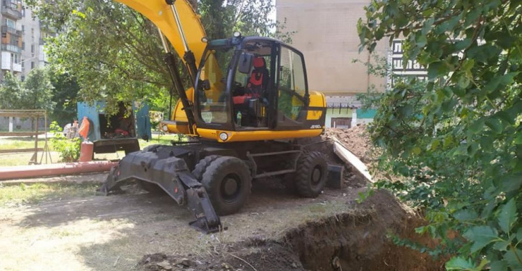 Комунальники подовжують готувати тепломережі Авдіївки до опалювального сезону