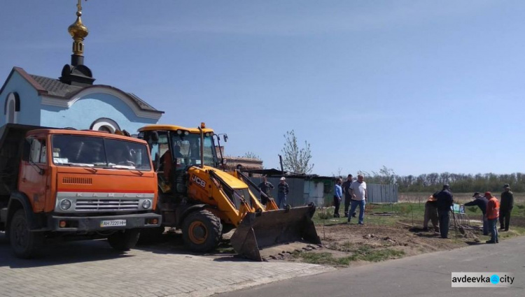 В Авдеевке высаживают «зеленые подарки»: опубликованы фото