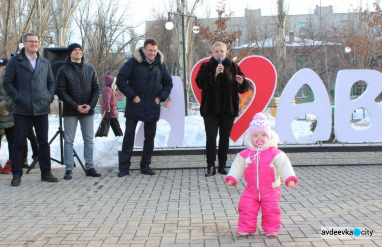 В День всех влюблённых АКХЗ подарил авдеевцам сердце с горящим коксом (ФОТО)