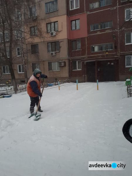 Коммунальщики Авдеевки вышли на борьбу с непогодой: фоторепортаж