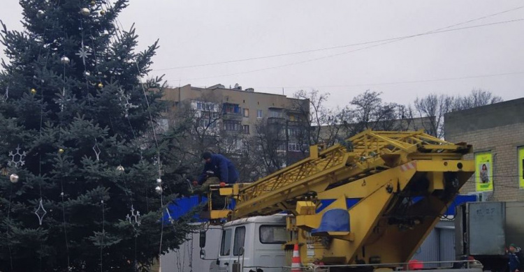 В Авдеевке разобрали новогоднюю ёлку (ФОТОФАКТ)