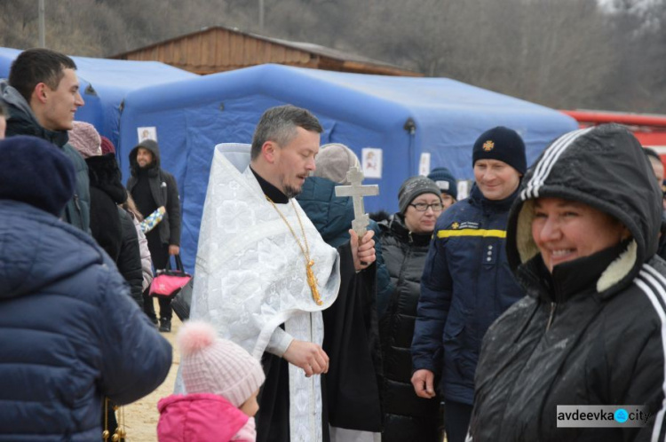 Сотни авдеевцев пришли окунуться в священную воду (ФОТОФАКТ)